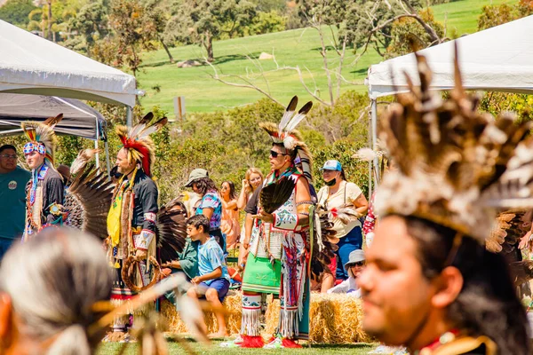 캘리포니아주 2022 아메리카 원주민들은 예복을 입었다 무기와 부족간의 — 스톡 사진