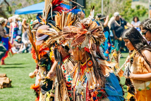 美国加利福尼亚州马里布 2022年4月9日 哇哦土著美国人穿着华丽的服装 Chumash Day Powwow和部落间聚会 — 图库照片