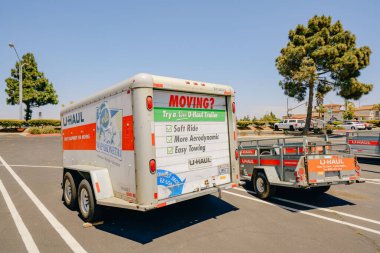 Santa Maria, Kaliforniya, ABD-29 Haziran 2022. U-Haul taşımacılık minibüsü garajı ve Santa Maria, California 'daki otopark. U-Haul şirketi taşınma ve depolama çözümleri sunuyor.