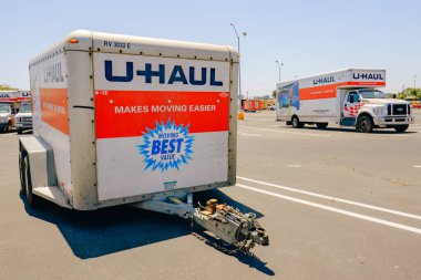 Santa Maria, Kaliforniya, ABD-29 Haziran 2022. U-Haul taşımacılık minibüsü garajı ve Santa Maria, California 'daki otopark. U-Haul şirketi taşınma ve depolama çözümleri sunuyor.
