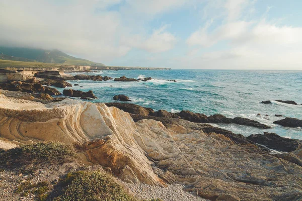 加利福尼亚州中央海岸洛斯奥索斯蒙大拿州立公园海滩上的岩石悬崖和壮观的海景 — 图库照片