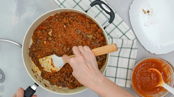 Woman Hands Mixing Ground Beef Marinara Sauce Frying Pan Close — Stock fotografie