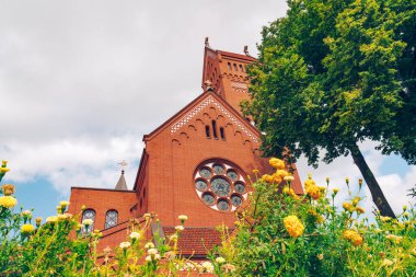 Minsk, Belarus - 27 Ağustos 2021 St. Simeon ve St. Helena Kilisesi, ayrıca Kızıl Kilise olarak da bilinir, Minsk Meydanı 'nda bulunan bir Roma Kilisesi.