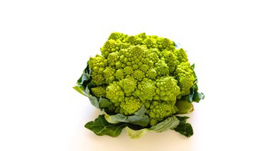 Romanesco brokoli lahanası (Roma Karnabaharı) beyaz arka planda izole edilmiş yakın plan