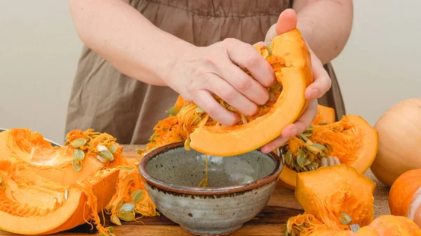 Woman Hands Taking Out Seeds Pumpkin Close Step Step Making — Foto Stock