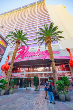 Las Vegas, Nevada, ABD - 1 Ekim 2021 Flamingo Las Vegas Otel ve Kumarhanesi. Sokak manzarası, yürüyen turistler, yaşam tarzı
