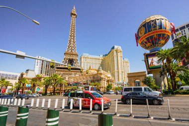 Las Vegas, Nevada, ABD - 1 Ekim 2021 Las Vegas Paris Otel ve Kumarhanesi. Mimarlık, trafik, şehir hayatı, insanlar