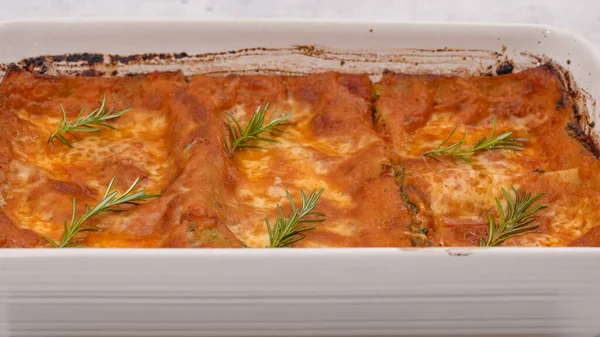 Zblízka Pohled Čerstvě Upečené Špenátové Lasagne Rozmarýnem Přední Pohled — Stock fotografie