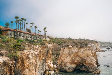 Pismo Sahili uçurumları, ve oteller Shell Beach 'ten sadece birkaç adım ötede, California' nın güzel sahil şeridi