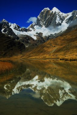Kordiliera 'daki Alp manzarası Huayhuash, Peru, Güney Amerika