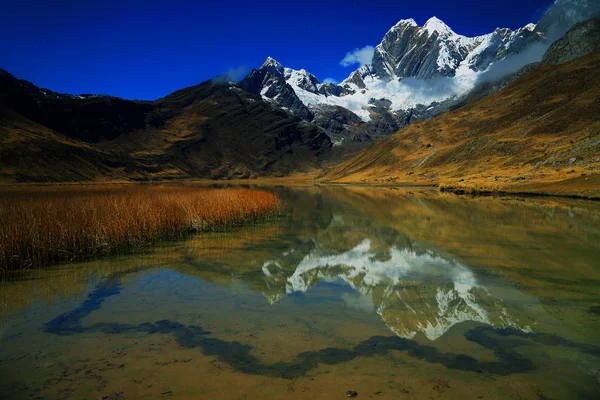 Krajobraz alpejski w Cordiliera Huayhuash, Peru, Ameryka Południowa — Zdjęcie stockowe