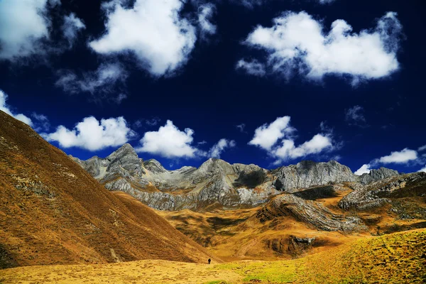 Alpine landscape in Cordiliera Huayhuash — Stock Photo, Image