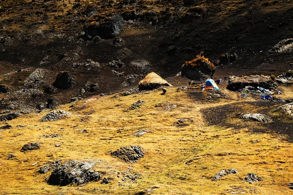 Pueblo peruano en Cordiliera Huayhuash — Foto de Stock