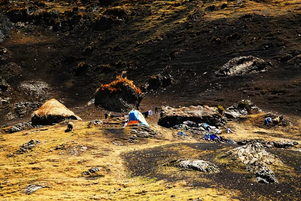 Pueblo peruano en Cordiliera Huayhuash — Foto de Stock