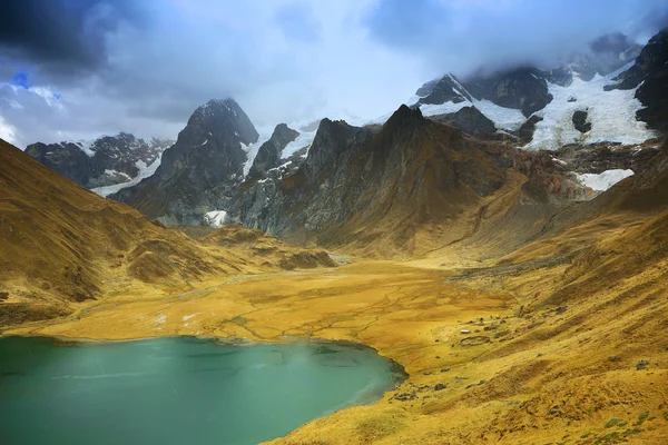 Carhuacocha see in cordiliera huayhuash — Stockfoto