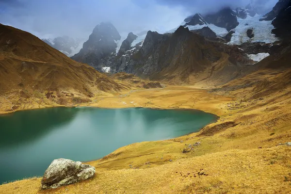 Jezero carhuacocha v cordiliera huayhuash — Stock fotografie