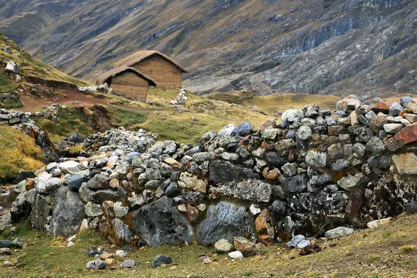 Peruvian village in Cordiliera Huayhuash — Stock Photo, Image