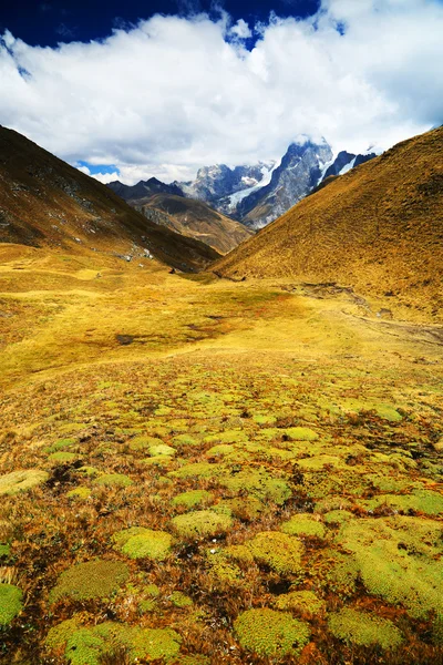 Alpská krajina v cordiliera huayhuash — Stock fotografie