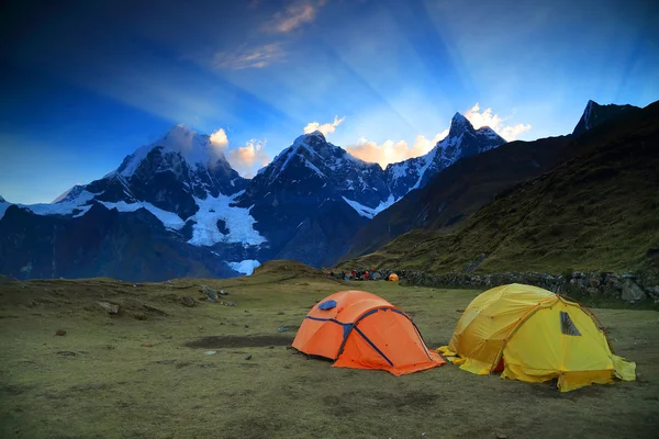 Camping w cordiliera huayhuash, laguna carhuacocha, peru, Ameryka Południowa — Zdjęcie stockowe