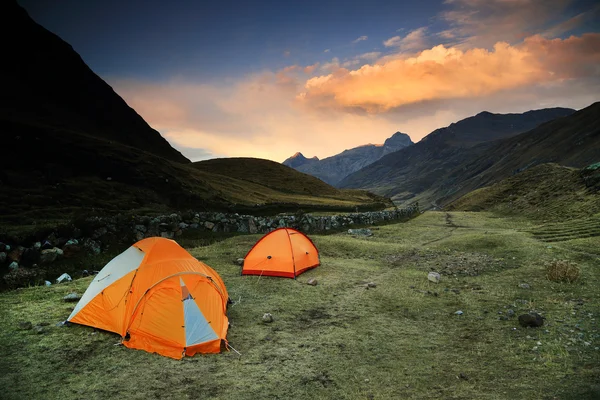 Camping in Cordiliera Huayhuash, Laguna Jahuacocha, Peru, South America — Stock Photo, Image