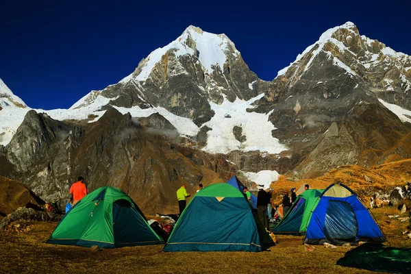 Camping en Cordiliera Huayhuash, Laguna Carhuacocha, Perú, América del Sur — Foto de Stock