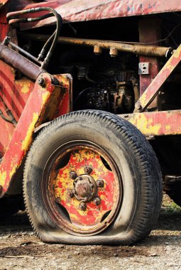 Traktör lastiğim patladı