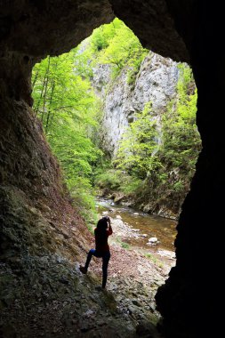 fotoğrafçı bir mağarada fotoğraf çekmek