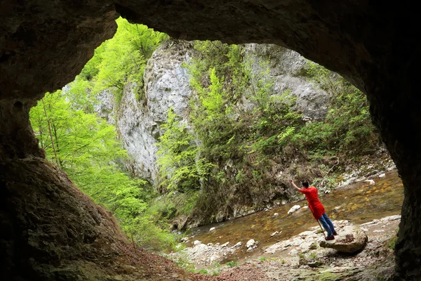 Photographer taking photos in a cave — Stock Photo, Image