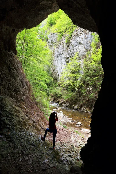 Photographer taking photos in a cave — Stock Photo, Image