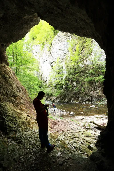 Photographer taking photos in a cave — Stock Photo, Image