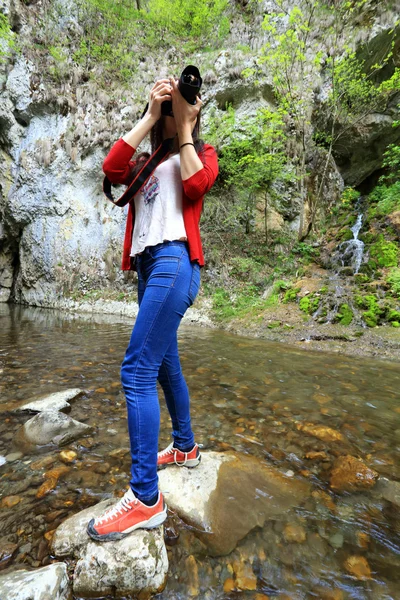 Chica tomando fotos de la naturaleza — Foto de Stock