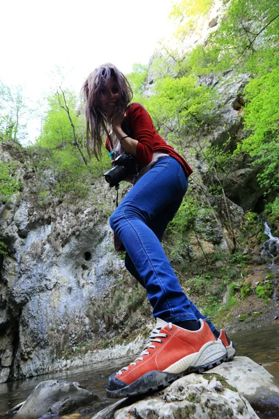 Chica tomando fotos de la naturaleza — Foto de Stock