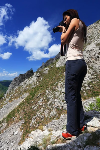 Девушка фотографирует природу — стоковое фото