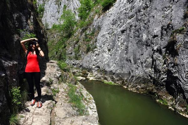 Girl taking nature photos — Stock Photo, Image