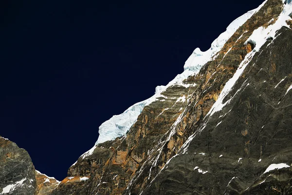 Pico de Yerupaja em Cordiliera Huayhuash — Fotografia de Stock