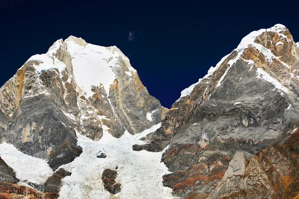 Pico de Yerupaja em Cordiliera Huayhuash — Fotografia de Stock