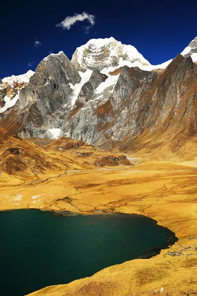 Laguna carhuacocha v cordiliera huayhuash — Stock fotografie