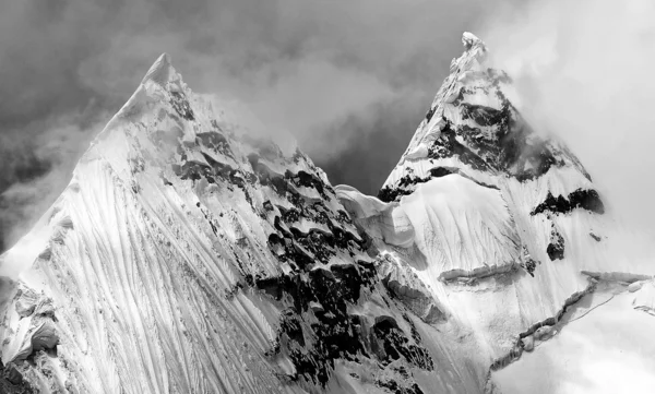 Paisaje alpino en Cordiliera Huayhuash, Perú, América del Sur —  Fotos de Stock