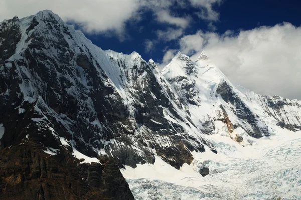 Mountain landscape in Cordiliera Huayhuash, Peru, South America — Stock Photo, Image