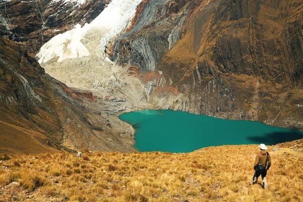 Горный пейзаж в Cordiliera Huayhuash, Peru, South America — стоковое фото