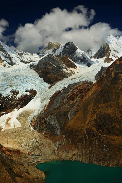 Horská krajina v cordiliera huayhuash, peru, Jižní Amerika — Stock fotografie