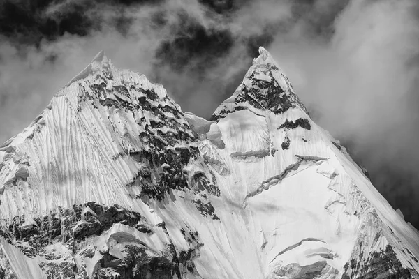 Pico de Yerupaja em Cordiliera Huayhuash — Fotografia de Stock