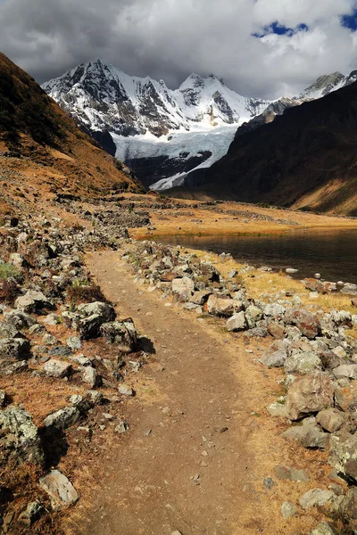 Kordiliera 'daki Alp manzarası Huayhuash, Peru, Güney Amerika — Stok fotoğraf