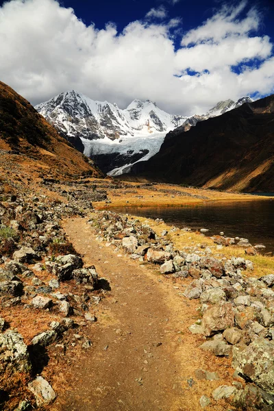 Paisaje alpino en Cordiliera Huayhuash, Perú, América del Sur — Foto de Stock
