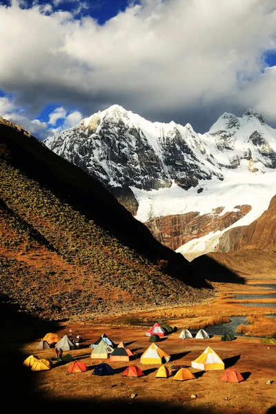 Camping en Cordiliera Huayhuash, Laguna Jahuacocha, Perú, Sudamérica — Foto de Stock