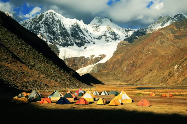 Camping en Cordiliera Huayhuash, Laguna Jahuacocha, Perú, Sudamérica — Foto de Stock