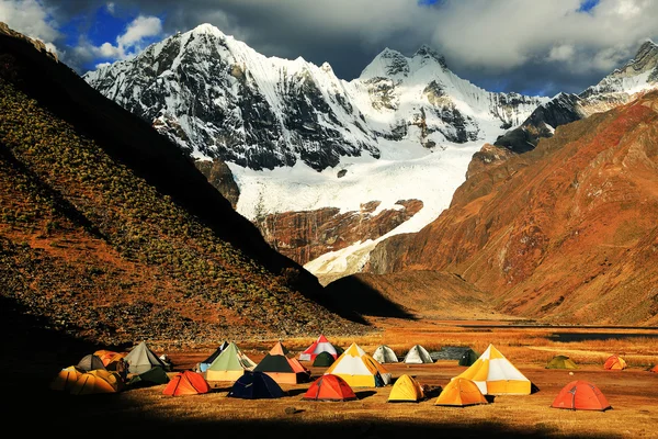 Camping en Cordiliera Huayhuash, Laguna Jahuacocha, Perú, Sudamérica — Foto de Stock