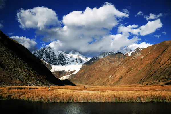 Alpská krajina v Cordiliera Huayhuash, Peru, Jižní Amerika — Stock fotografie