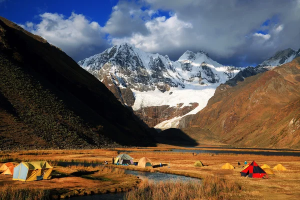 Acampar em Cordiliera Huayhuash — Fotografia de Stock