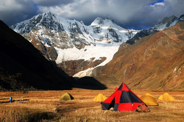 Camping in Cordiliera Huayhuash, Laguna Jahuacocha, Peru, South America — Stock Photo, Image
